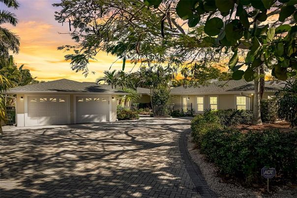Attached, Exterior, Facade, Ranch