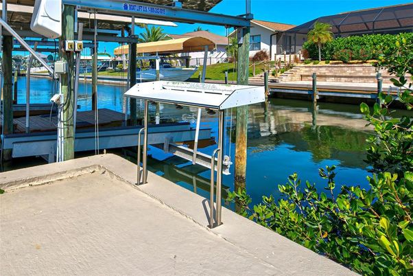 Exterior, Lake