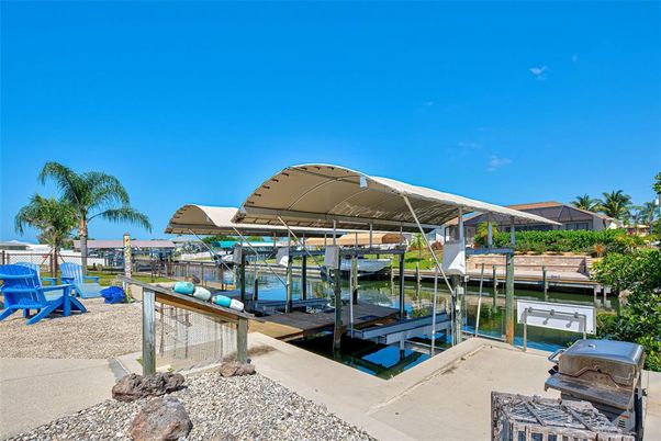 Exterior, Lake