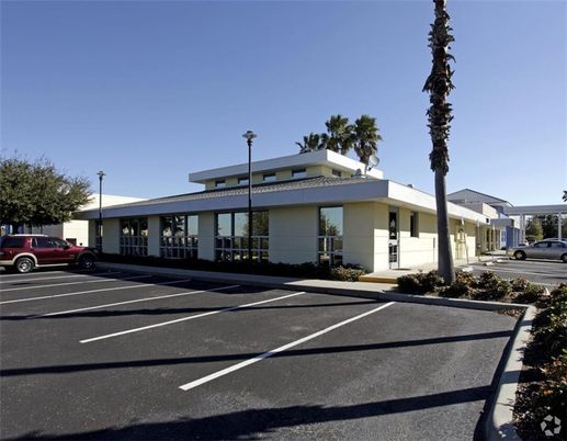 Exterior, Facade, Modern