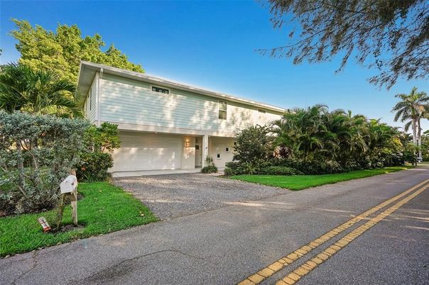 Attached, Exterior, Facade, Modern