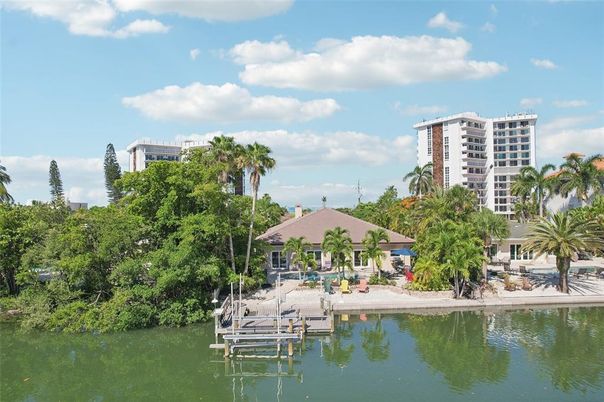 Exterior, Lake