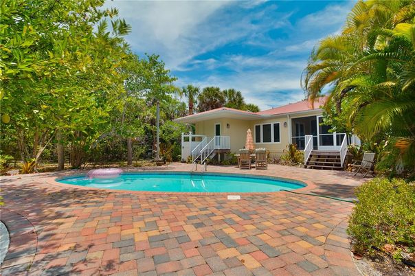 Exterior, Pool