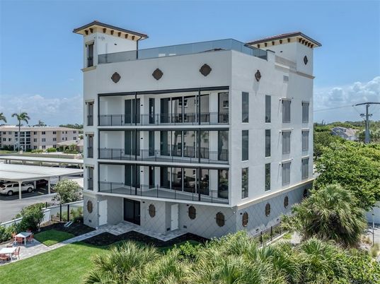 Exterior, Facade, Modern