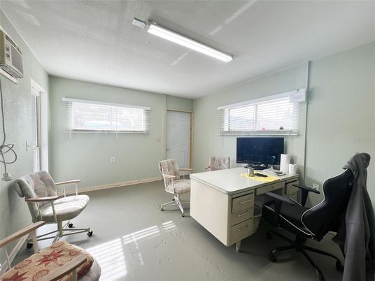 Home Office, Interior