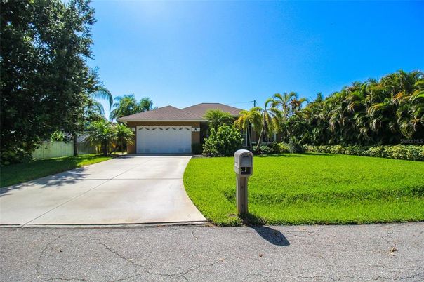 Exterior, Attached, Backyard