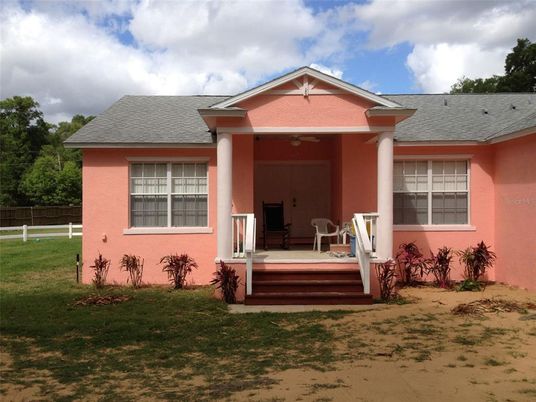 Exterior, Facade, Ranch