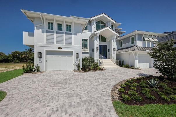 Attached, Exterior, Facade, American Craftsman