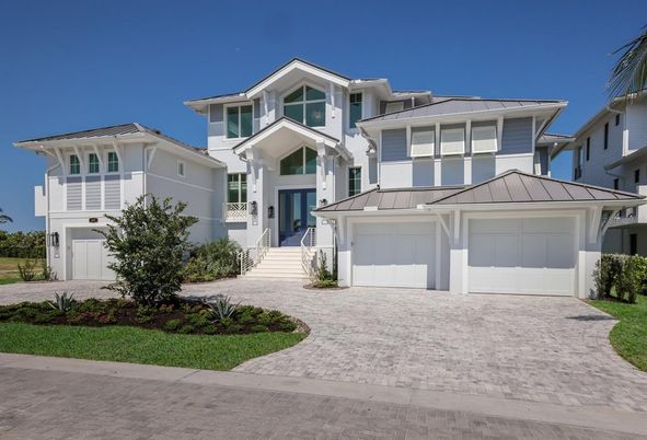 Attached, Exterior, Facade, American Craftsman