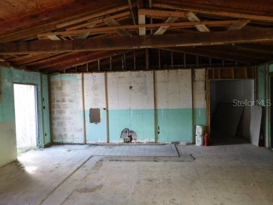 Empty room, Interior, Wooden Beams, Wooden Ceilings