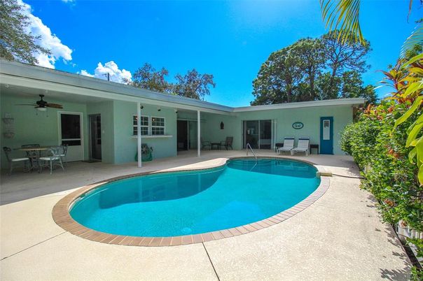 Exterior, Pool