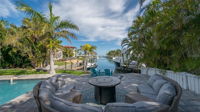 Exterior, Pool, Water