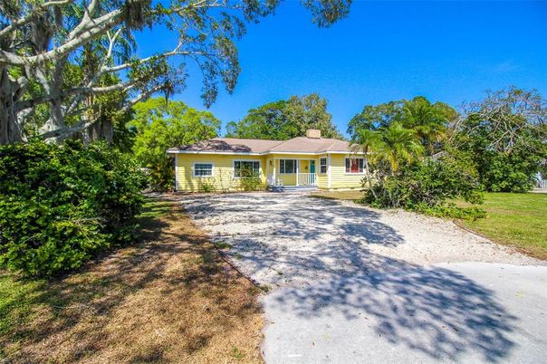 Exterior, Backyard, Detached Garage