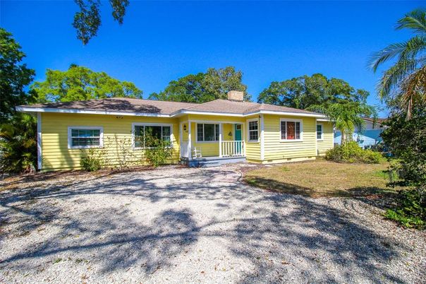 Exterior, Facade, Backyard, Ranch