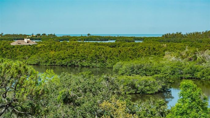 Exterior, Lake