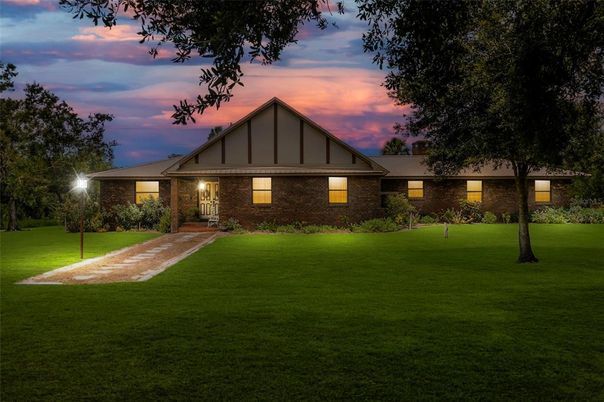Backyard, Exterior, Facade, Brick Facade, Brick Traditional