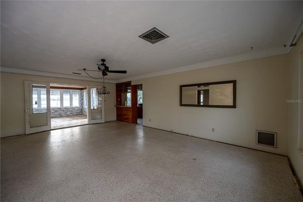 Empty room, Interior