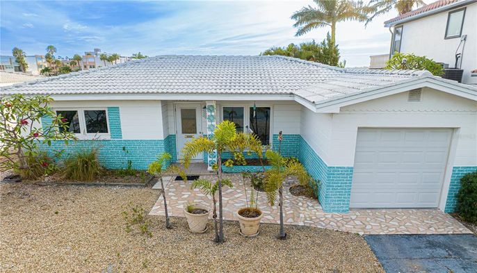 Attached, Exterior, Facade, Ranch