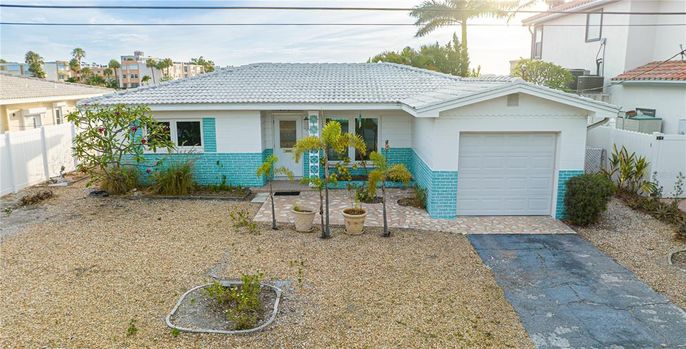 Attached, Exterior, Facade, Ranch