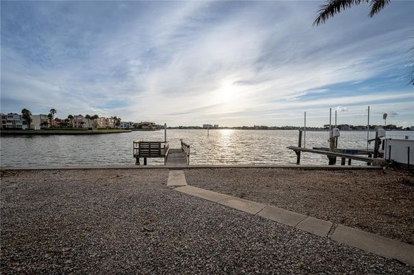 Exterior, Lake