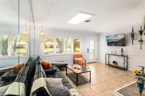 Interior, Living room, Pendant Lights, Recessed Lighting