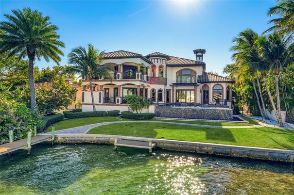 Exterior, Lake