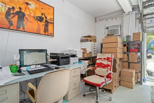 Home Office, Interior