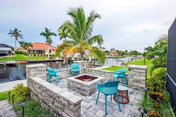 Exterior, Lake, Pool, Water