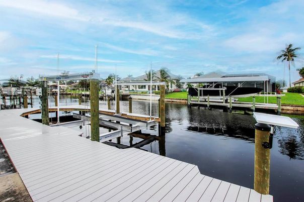 Exterior, Lake