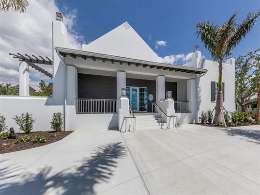 Exterior, Facade, Modern