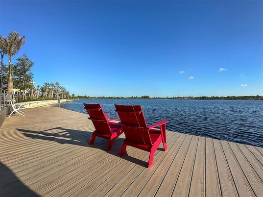 Exterior, Lake