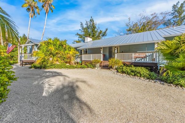 Backyard, Exterior, Facade, Ranch
