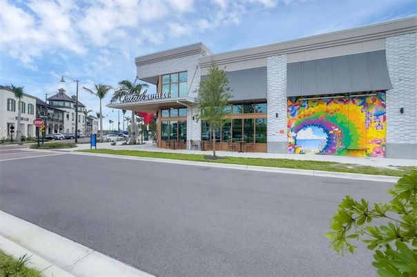 Exterior, Facade, Modern