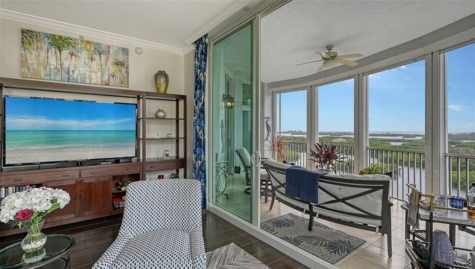 Interior, Sun Room, Water, Wood Texture Flooring