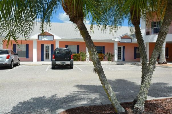 Exterior, Facade, Ranch