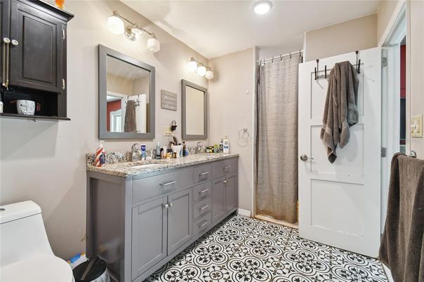 Bathroom, Dual Sink Vanities, Interior, Recessed Lighting