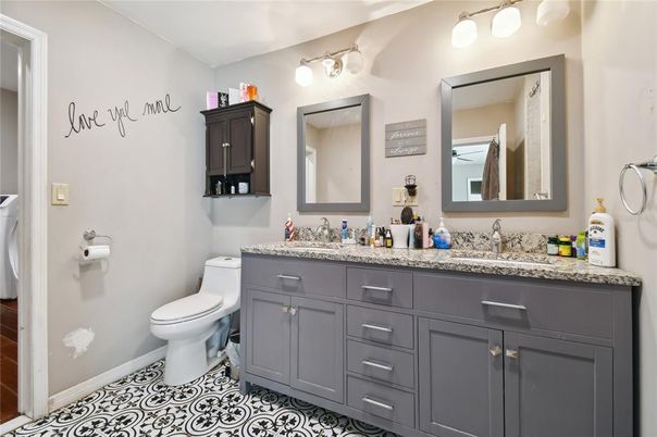 Bathroom, Dual Sink Vanities, Interior