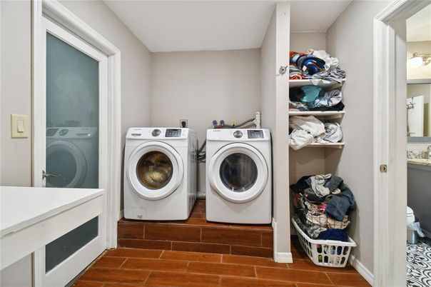Interior, Washer, Wood Texture Flooring