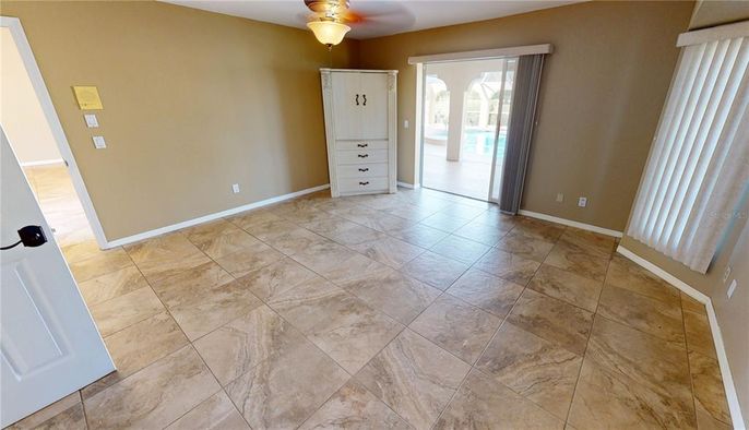 Empty room, Interior