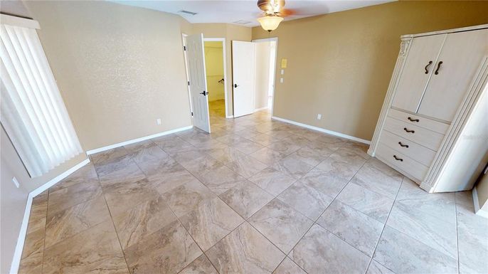 Empty room, Interior
