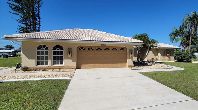 Attached, Exterior, Facade, Mediterranean