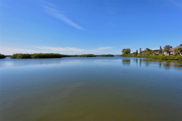Exterior, Lake
