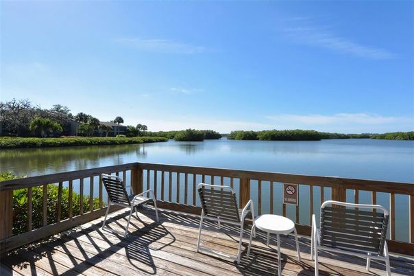 Exterior, Lake