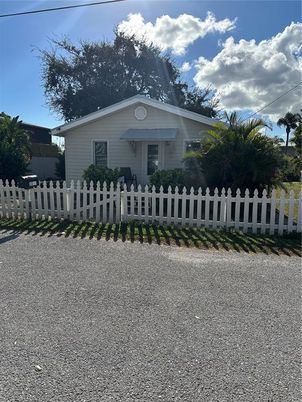 Backyard, Exterior, Facade, Ranch