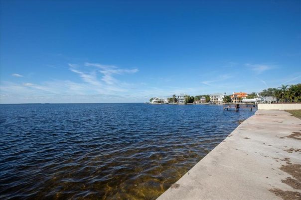 Exterior, Lake