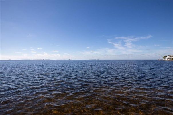 Exterior, Lake