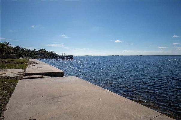 Exterior, Lake