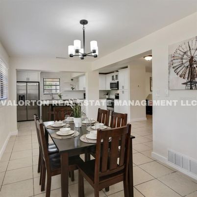 Chandelier, Dining room, Interior, Kitchen, Stainless Steel Appliances