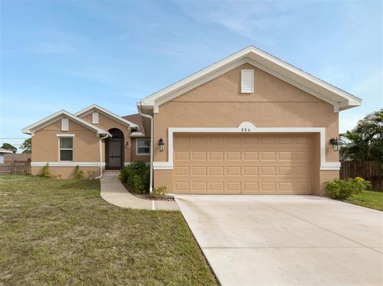 Attached, Exterior, Facade, American Craftsman