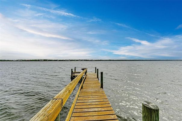 Exterior, Lake